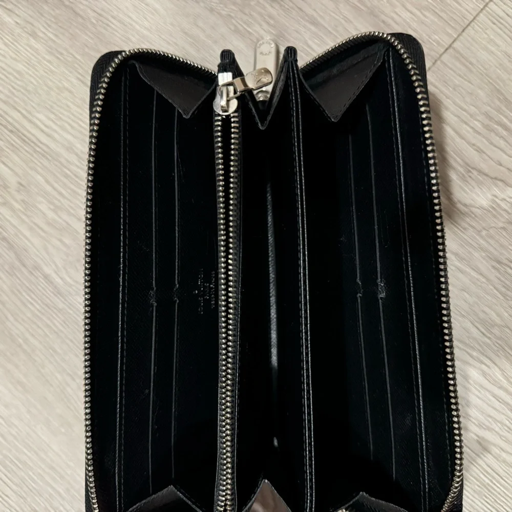 24 hour sale! Only $575 Beautiful Louis Vuitton Zippy Wallet - Picture 6 of 10